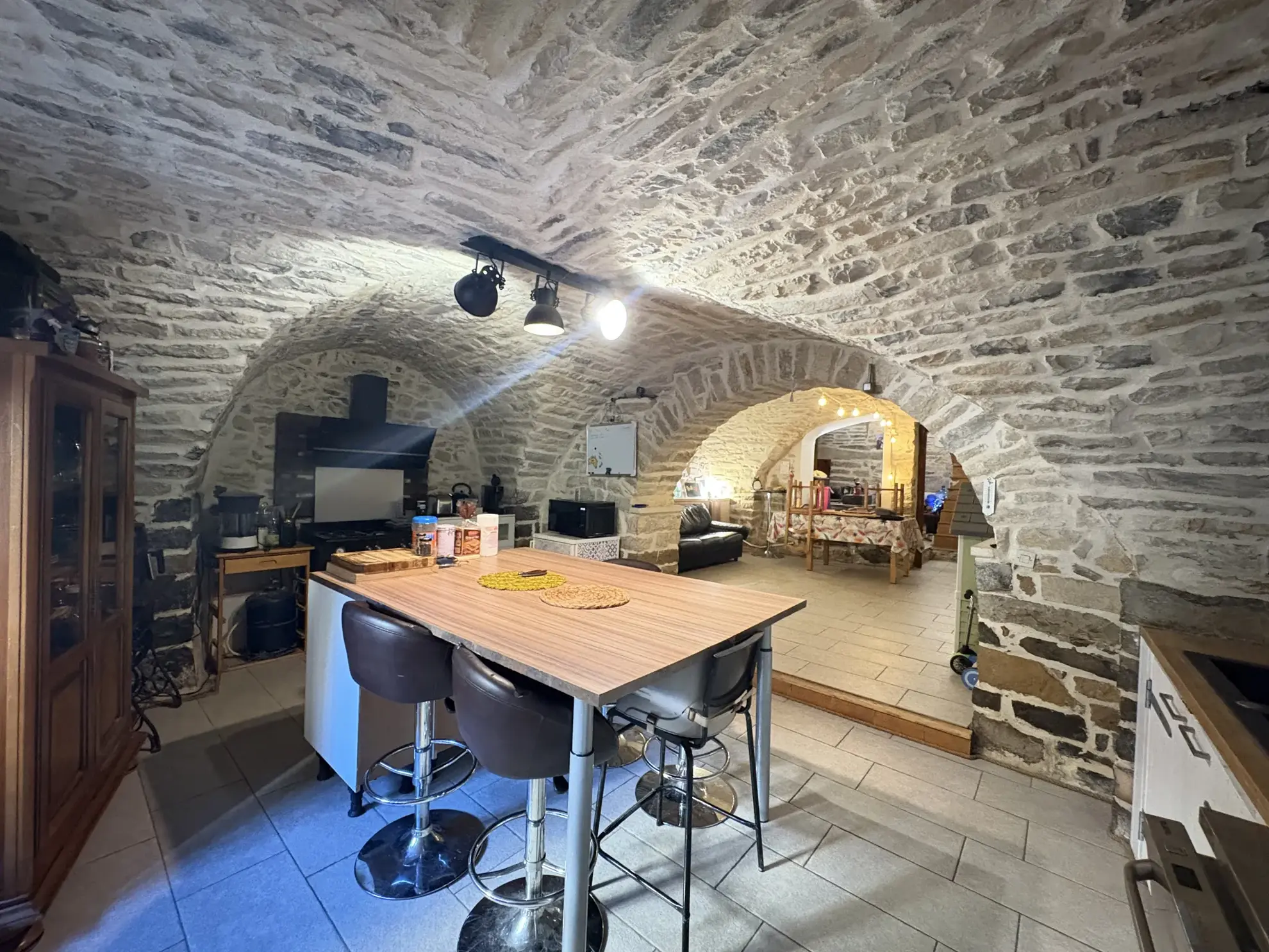Maison de village de 153 m² avec patio à Saint-Dionisy, charme ancien et possibilités d'aménagement 