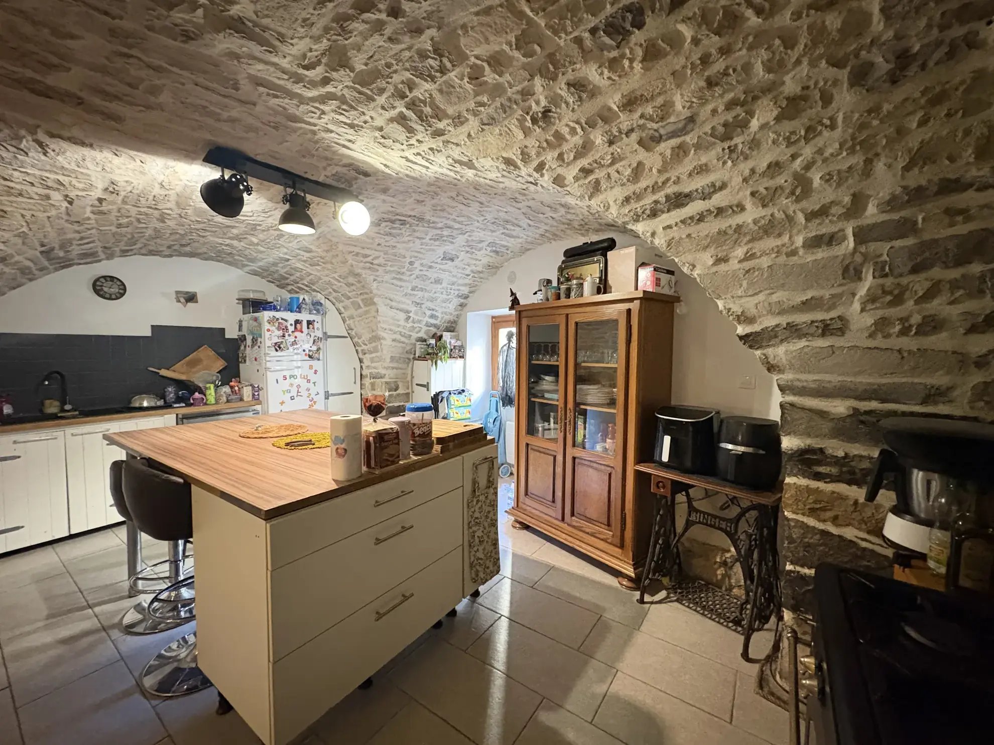 Maison de village de 153 m² avec patio à Saint-Dionisy, charme ancien et possibilités d'aménagement 