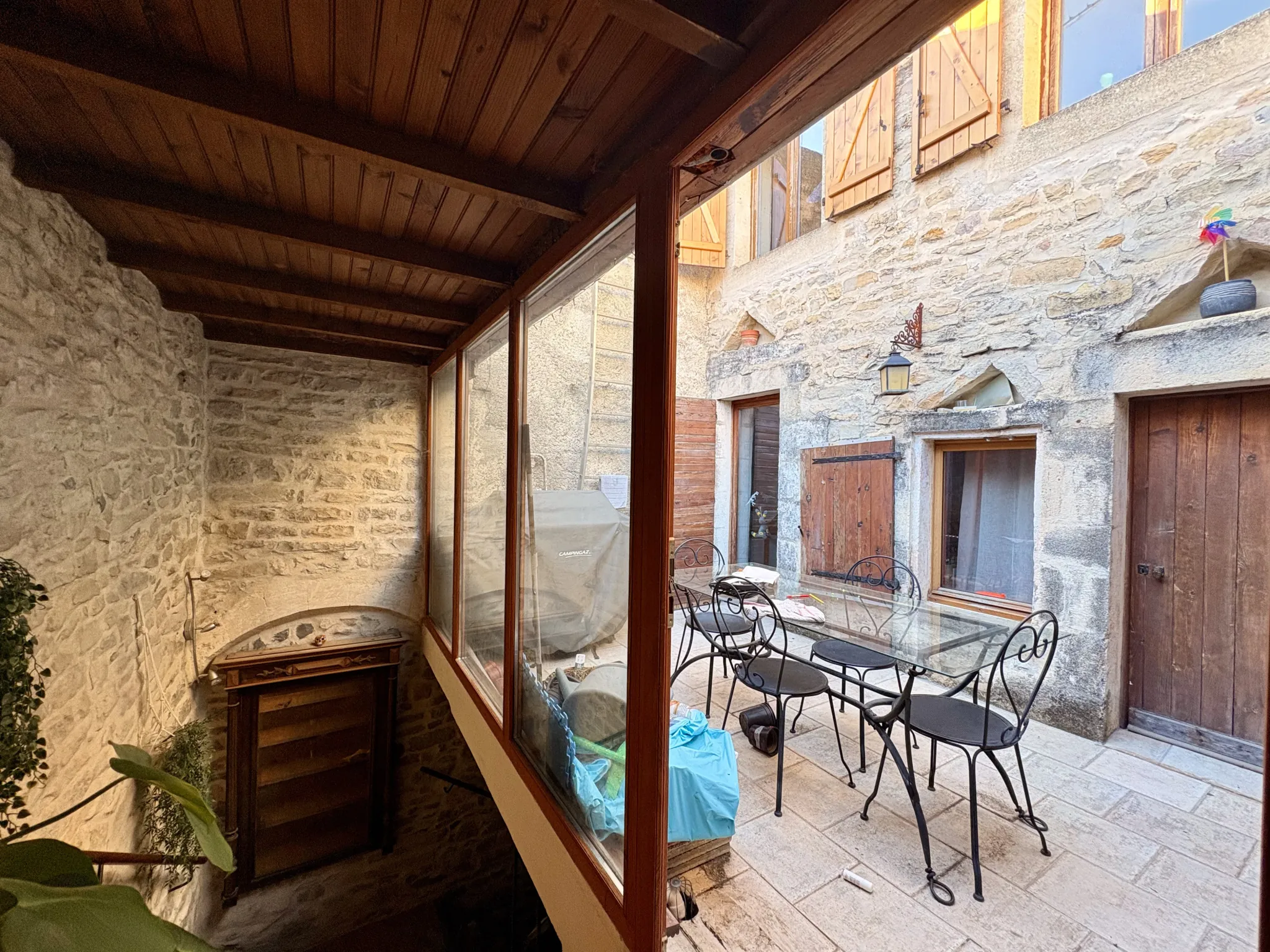 Maison de village de 153 m² avec patio à Saint-Dionisy, charme ancien et possibilités d'aménagement