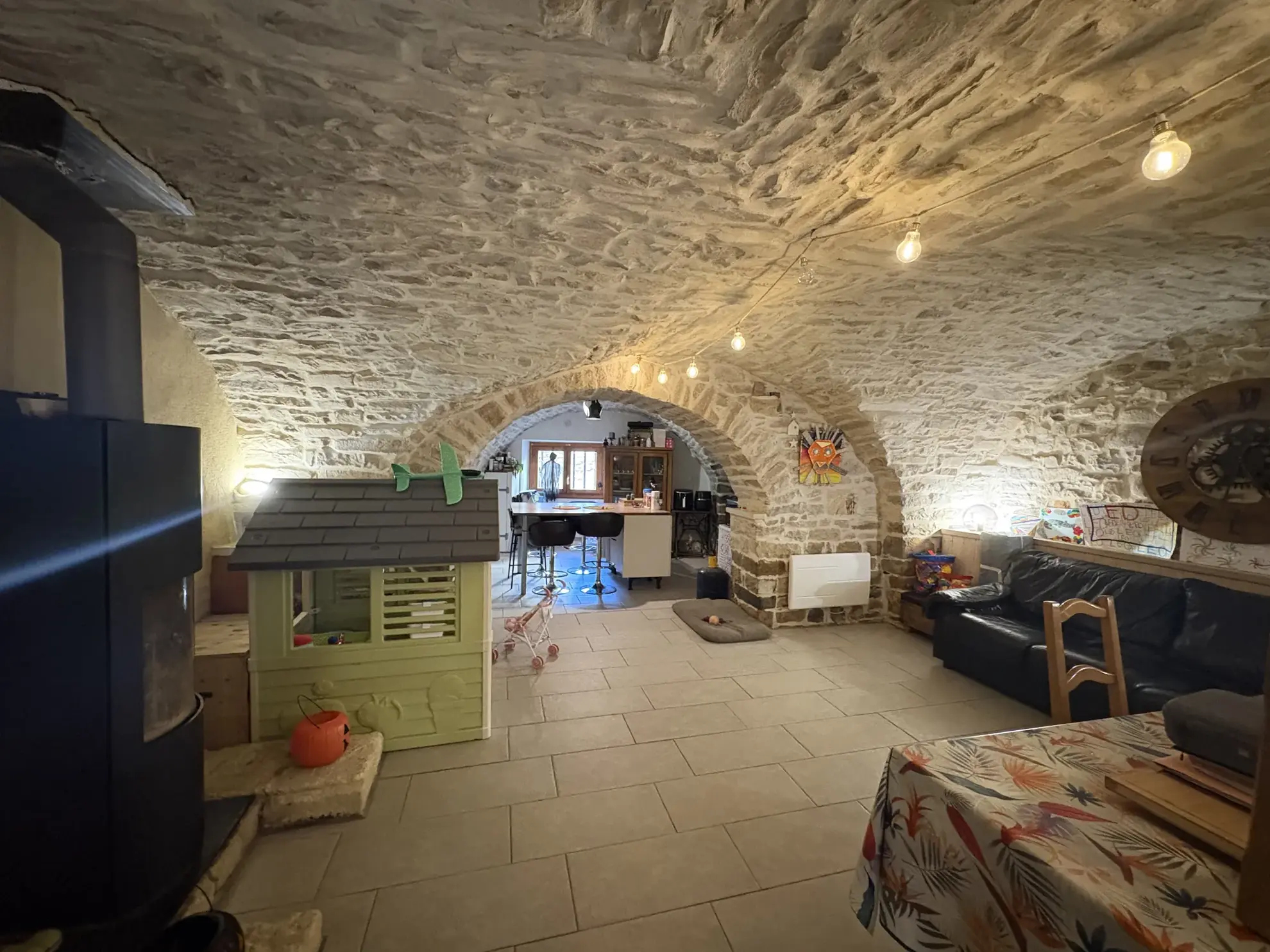 Maison de village de 153 m² avec patio à Saint-Dionisy, charme ancien et possibilités d'aménagement 