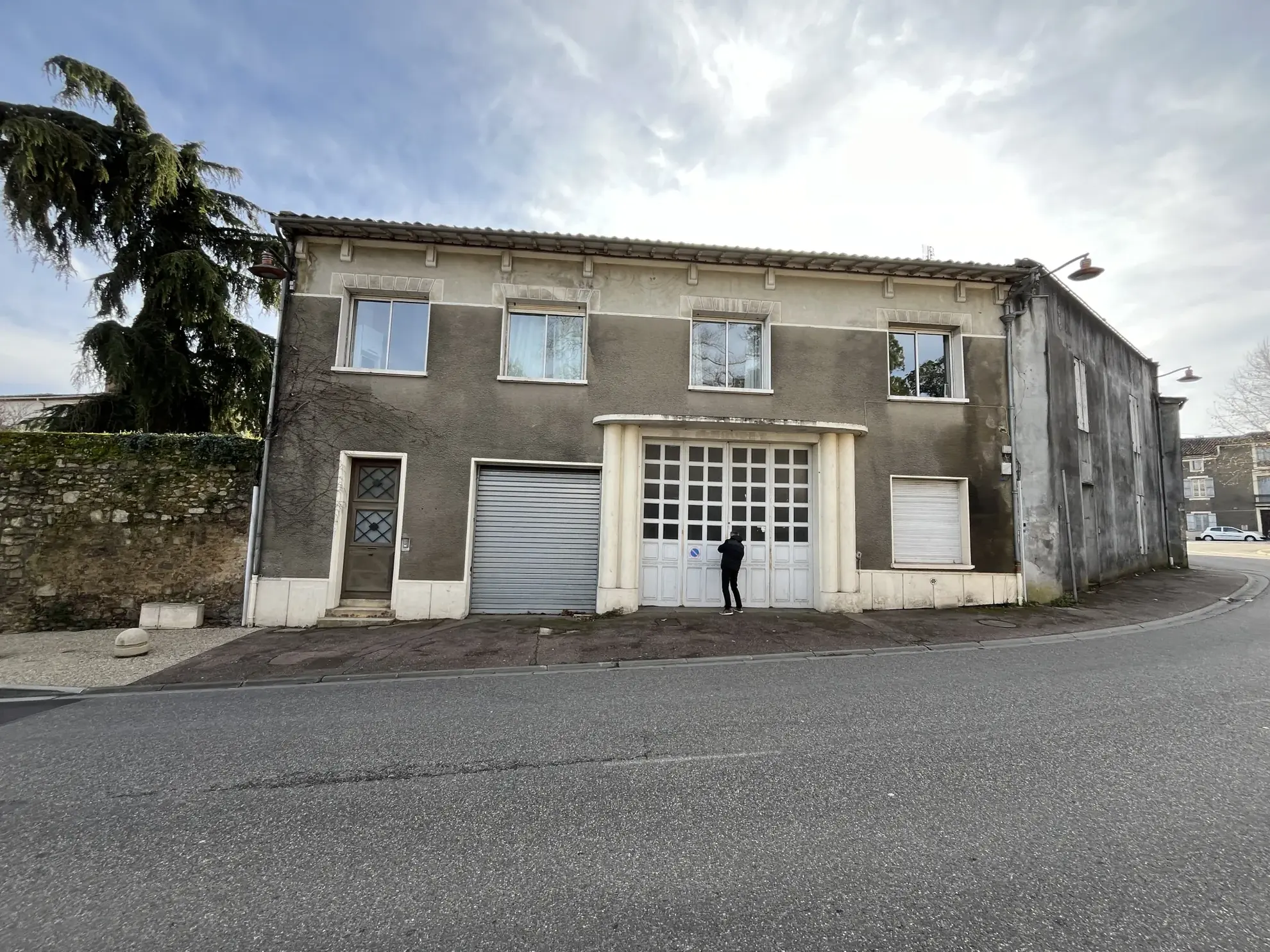 Ensemble immobilier à Bazas avec entrepôt et appartements loués