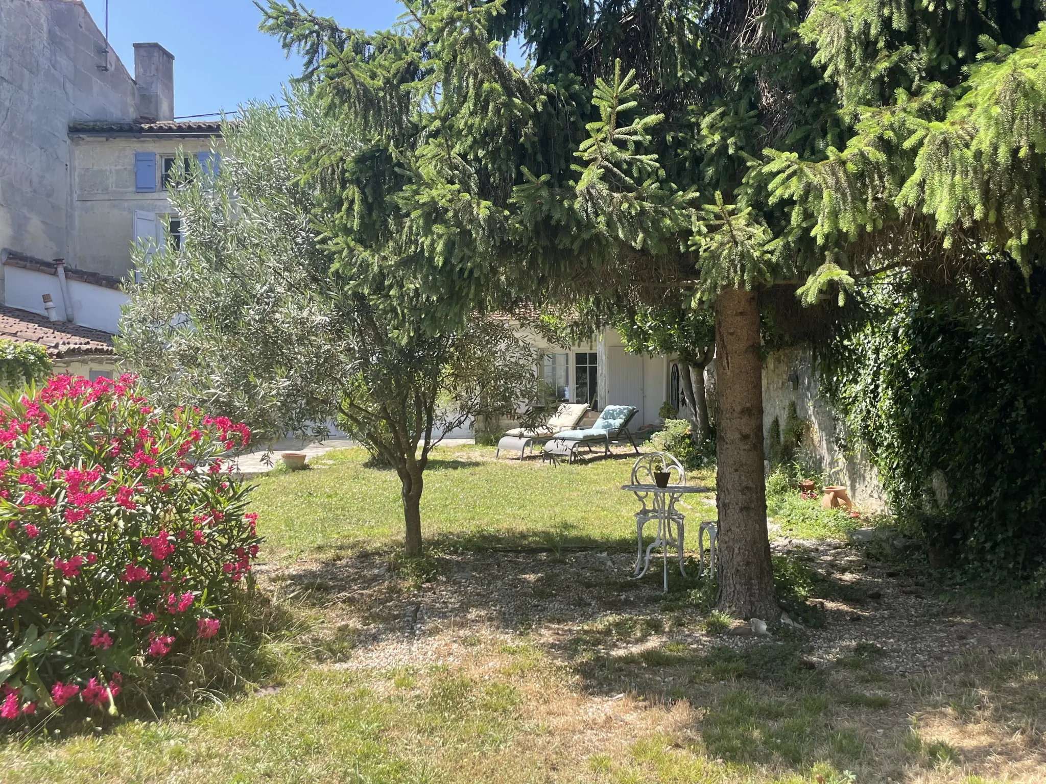 Belle maison familiale avec jardin et accès au canal à Cognac en vente 
