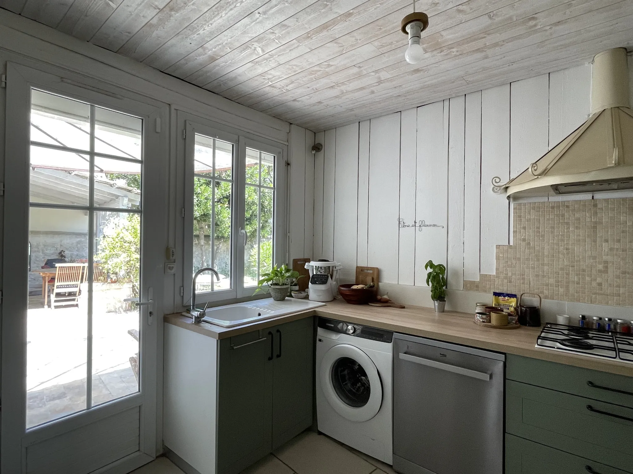 Belle maison familiale avec jardin et accès au canal à Cognac en vente 