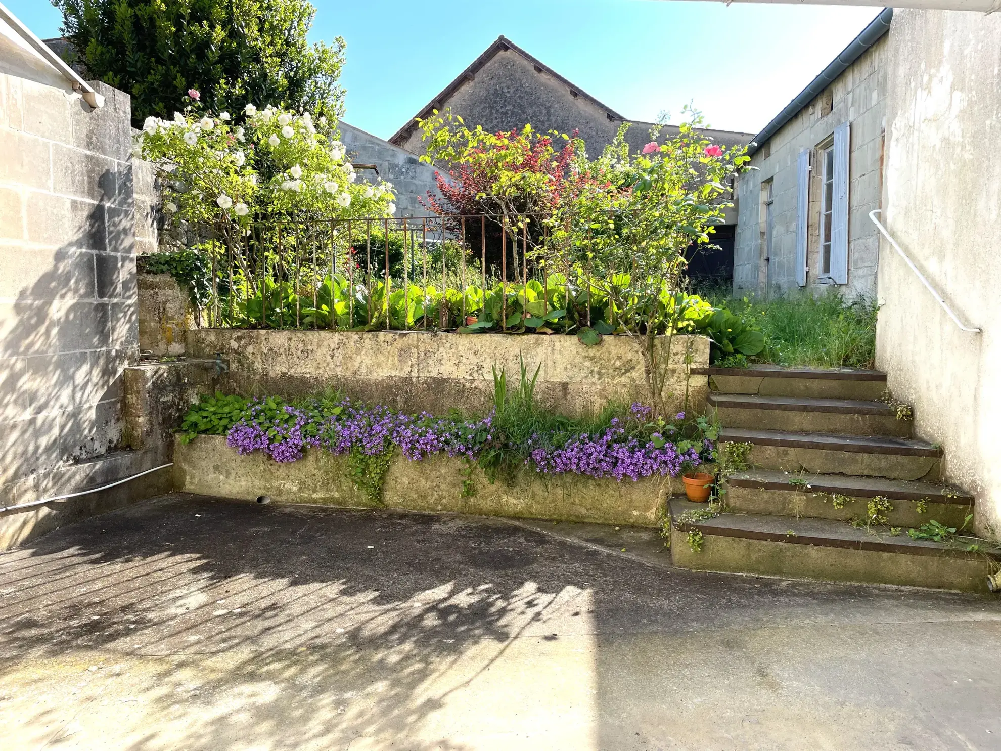 Maison familiale à Saint-Savinien avec garage, jardin et dépendances de 147m²