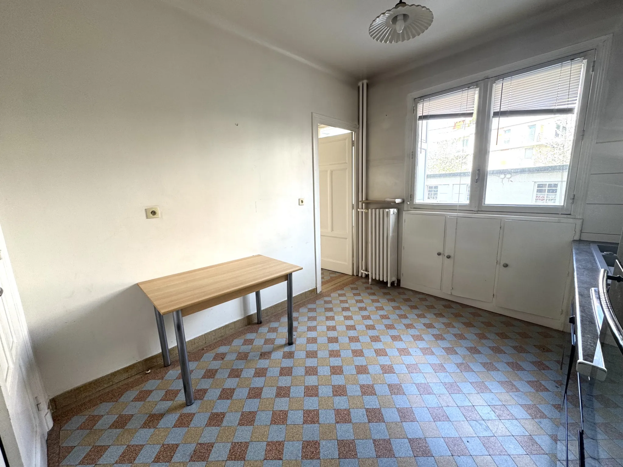 Appartement F4 traversant à Saint-Étienne avec cave, grenier et parking sécurisé 
