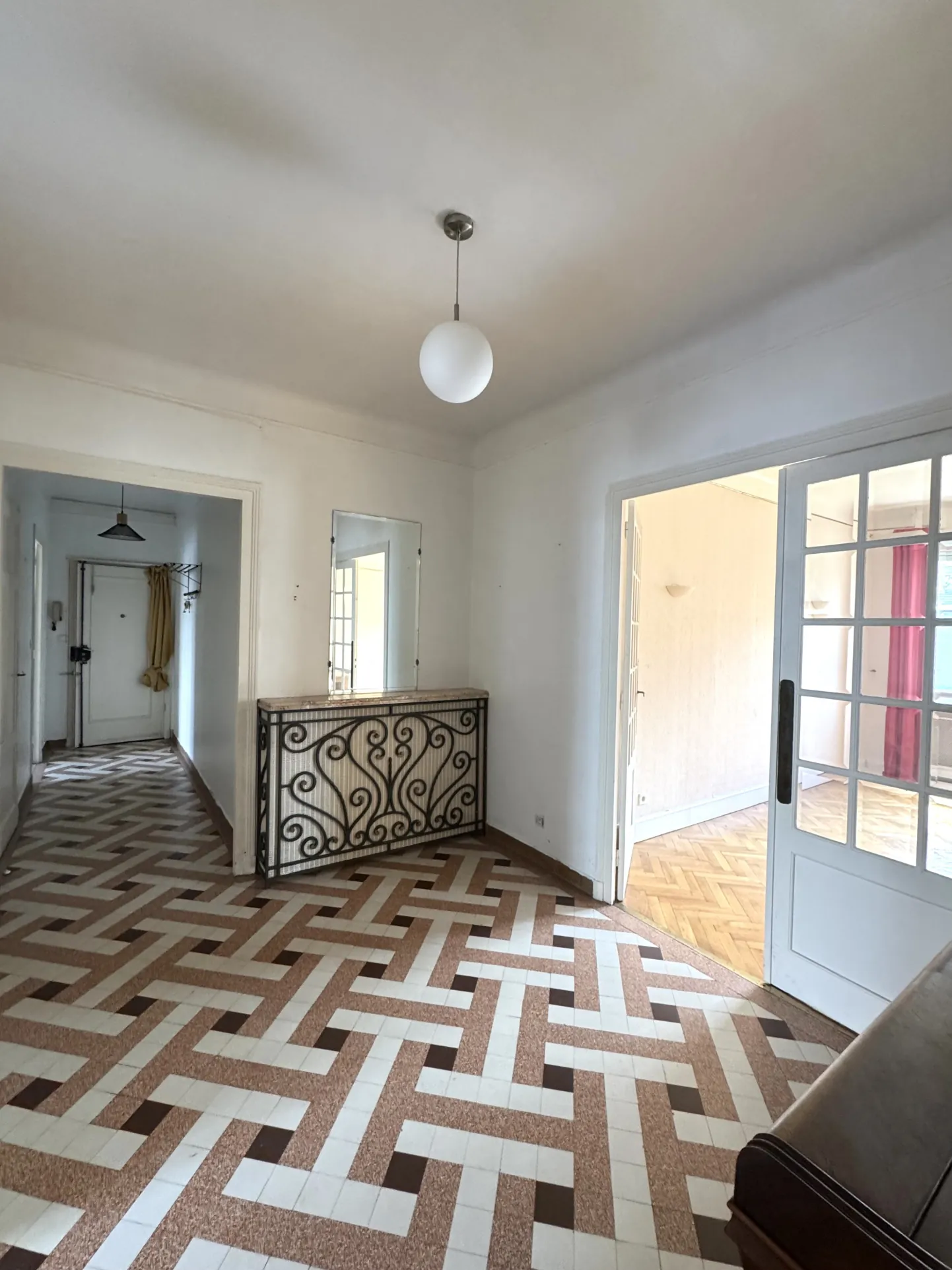 Appartement F4 traversant à Saint-Étienne avec cave, grenier et parking sécurisé 