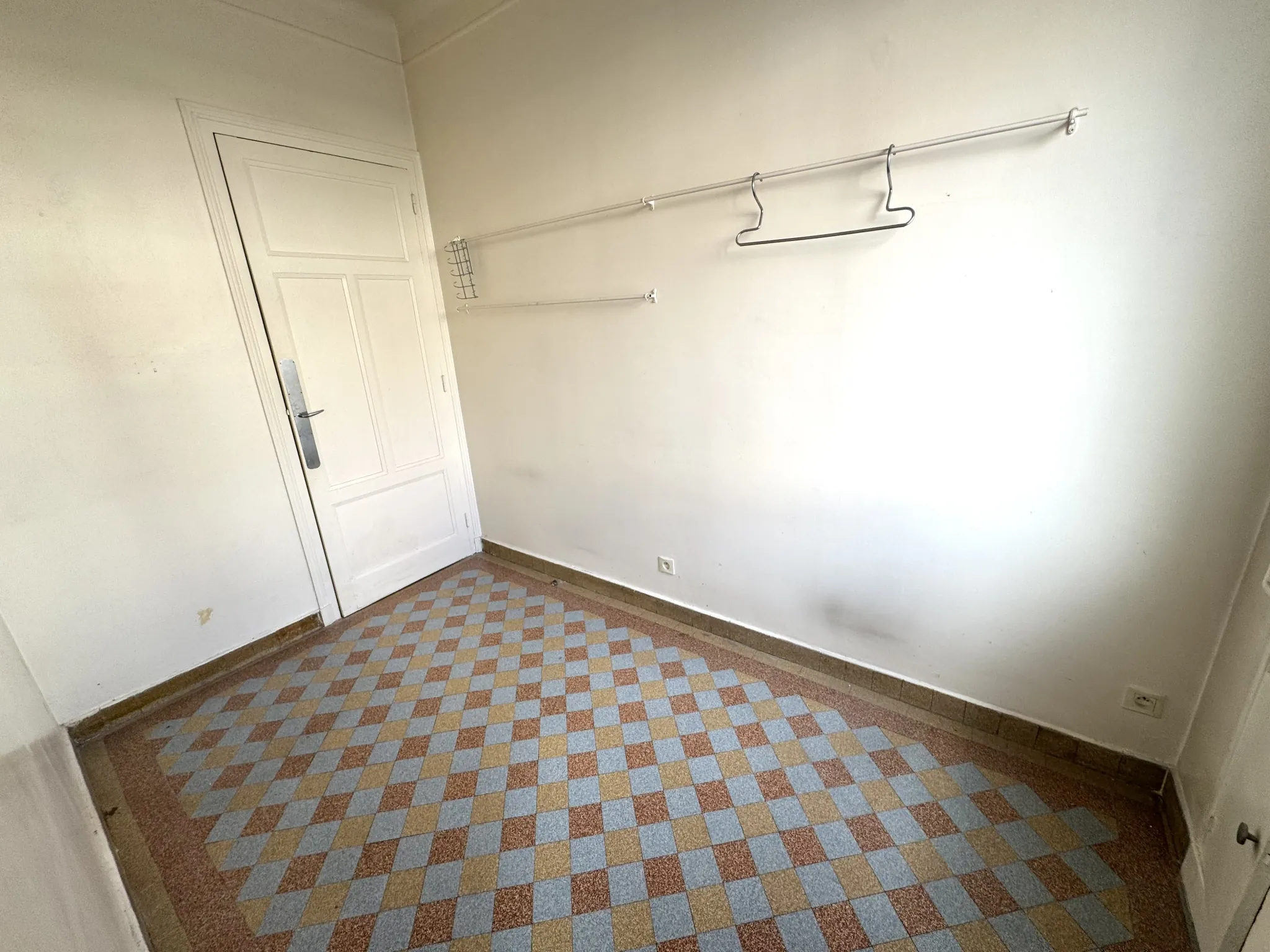 Appartement F4 traversant à Saint-Étienne avec cave, grenier et parking sécurisé 