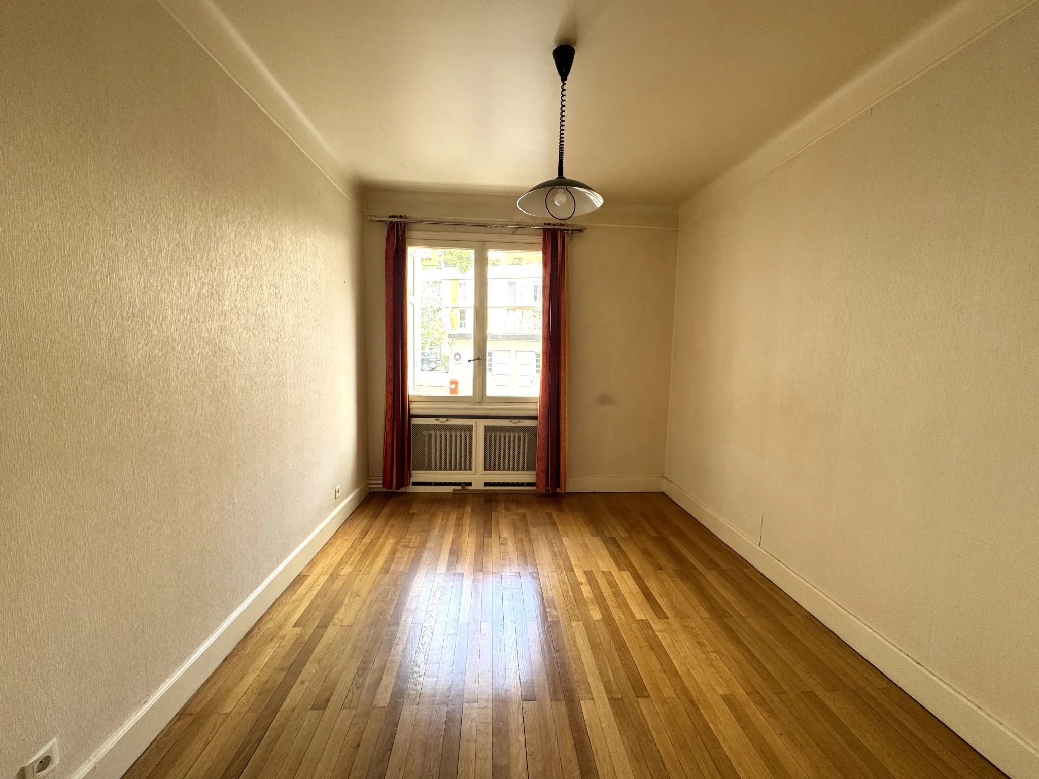 Appartement F4 traversant à Saint-Étienne avec cave, grenier et parking sécurisé 