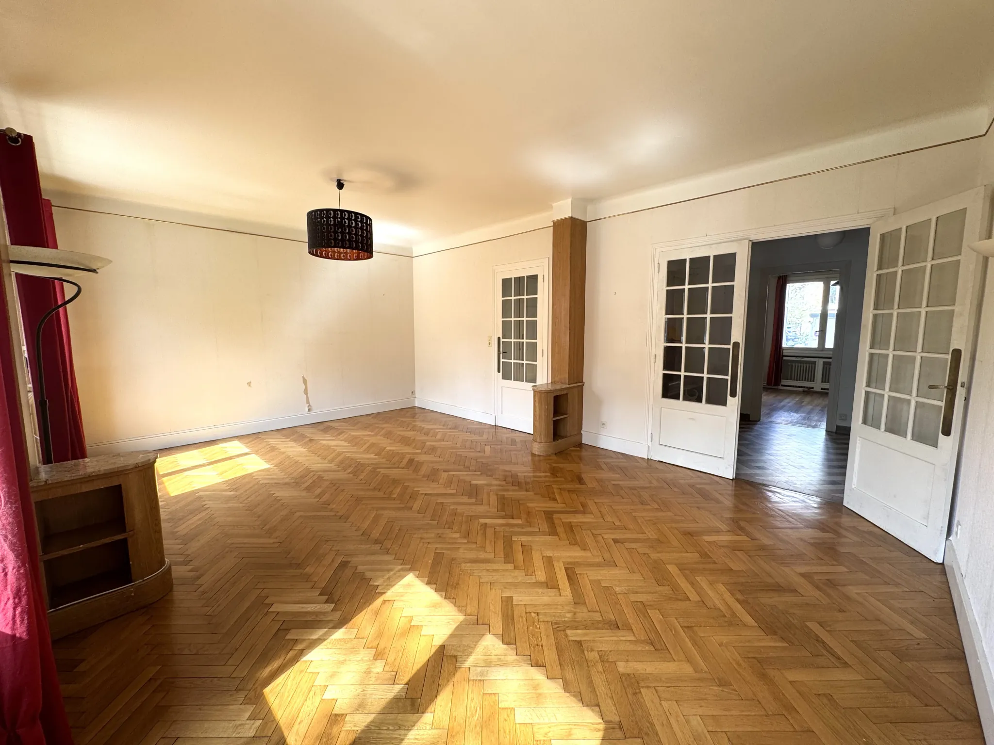 Appartement F4 traversant à Saint-Étienne avec cave, grenier et parking sécurisé 
