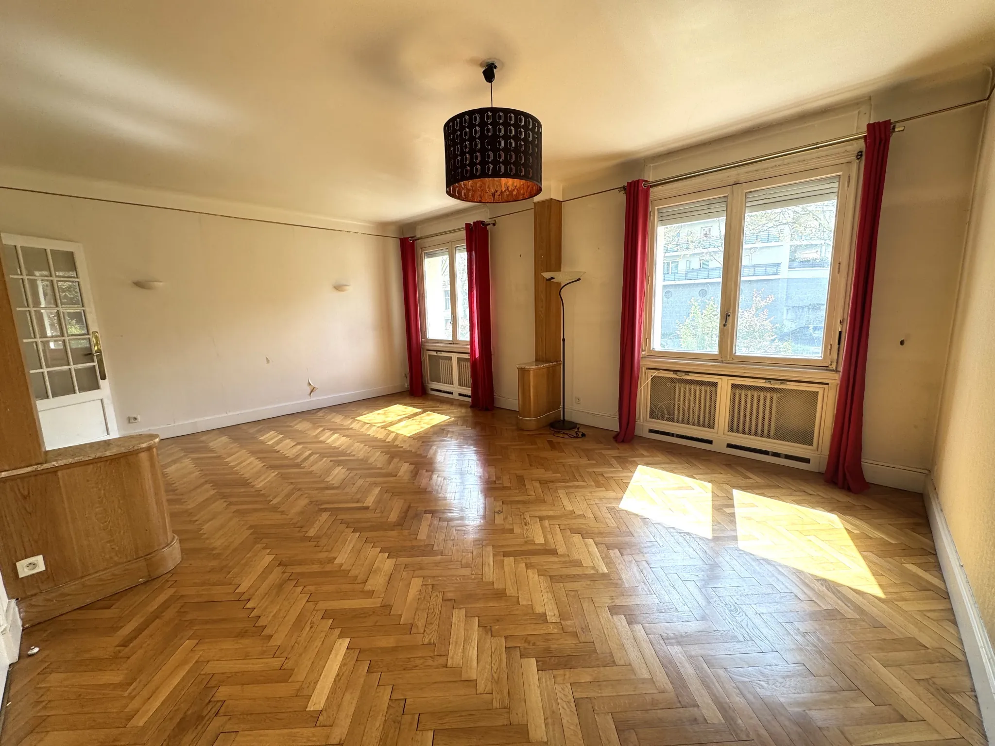 Appartement F4 traversant à Saint-Étienne avec cave, grenier et parking sécurisé 