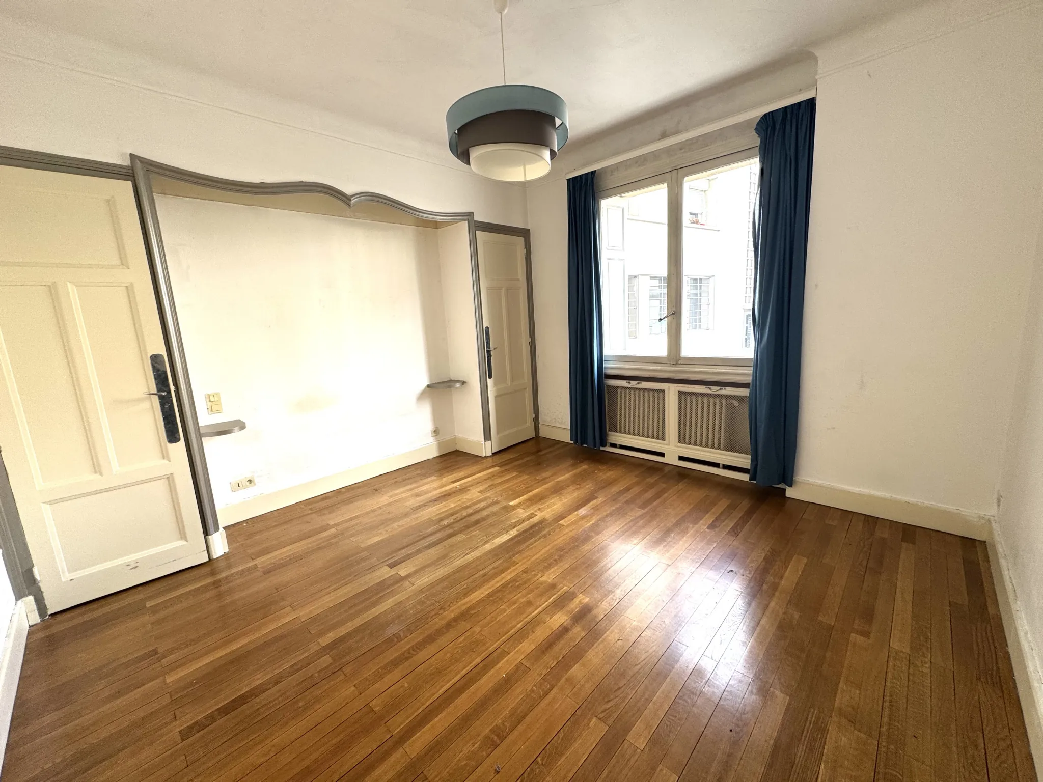 Appartement F4 traversant à Saint-Étienne avec cave, grenier et parking sécurisé 