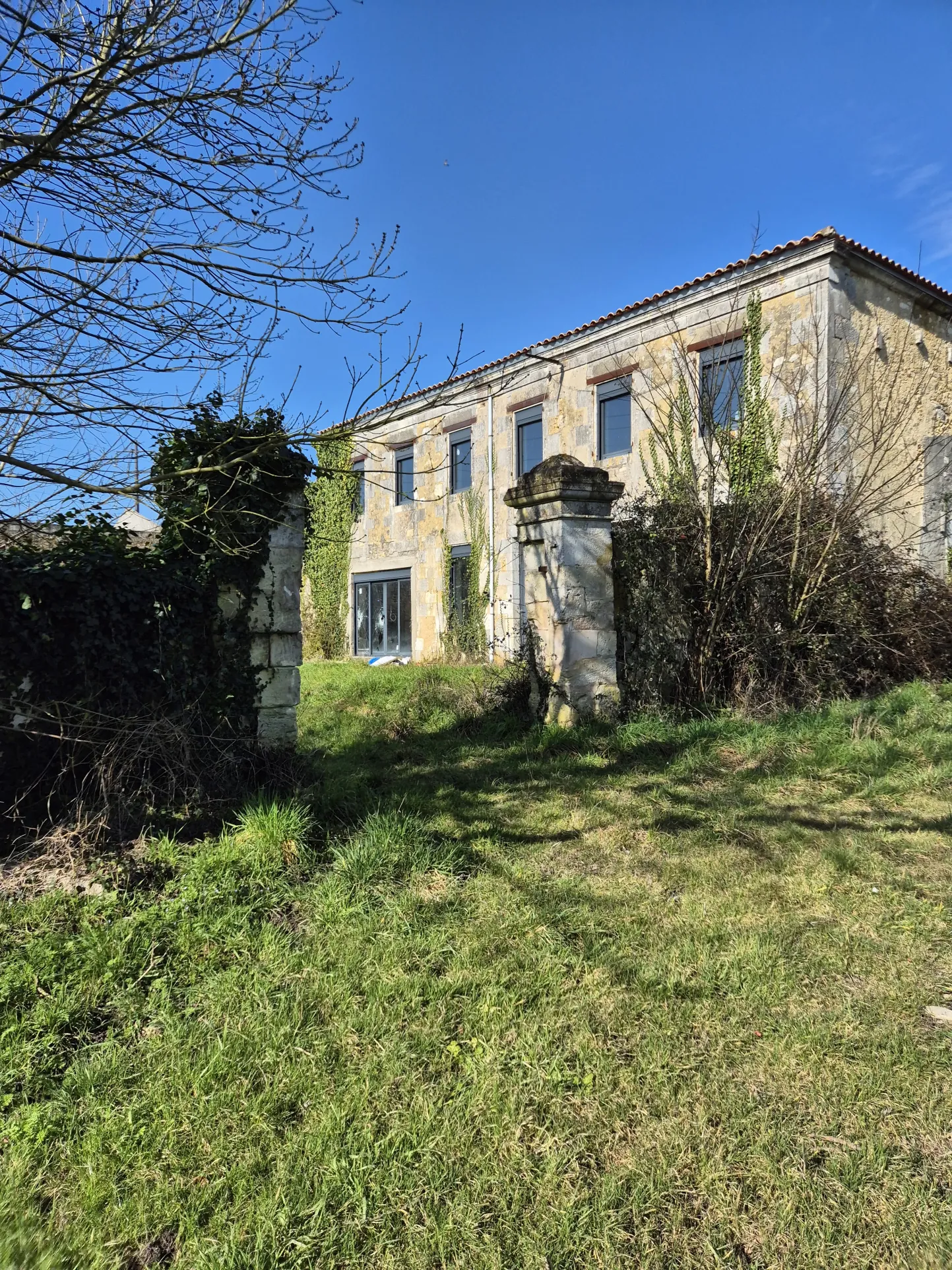 À vendre ancien corps de ferme avec gros œuvre rénové à Rochefort, potentiel agricole ou écologique