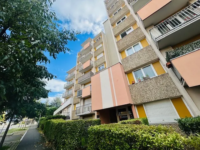 Appartement T2 Meublé avec Balcon et Stationnement à Saint-Étienne 