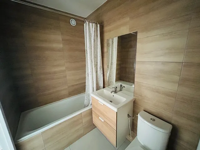 Appartement T2 Meublé avec Balcon et Stationnement à Saint-Étienne 