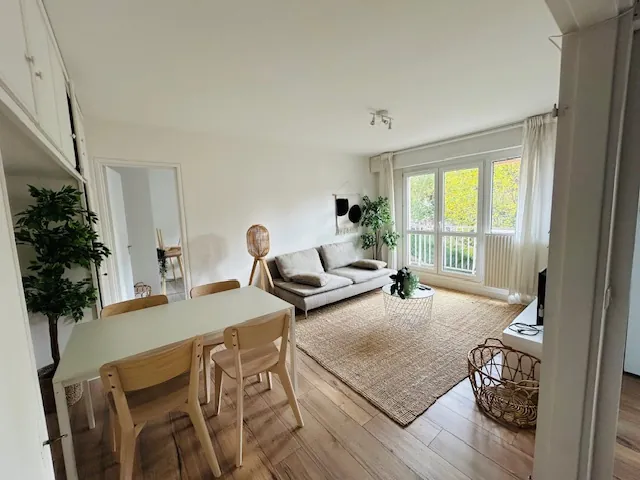 Appartement T2 Meublé avec Balcon et Stationnement à Saint-Étienne 