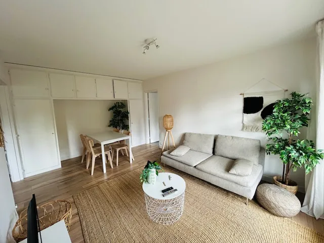 Appartement T2 Meublé avec Balcon et Stationnement à Saint-Étienne 