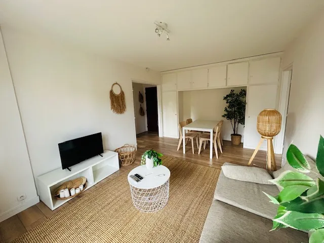 Appartement T2 Meublé avec Balcon et Stationnement à Saint-Étienne 