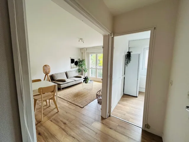 Appartement T2 Meublé avec Balcon et Stationnement à Saint-Étienne 