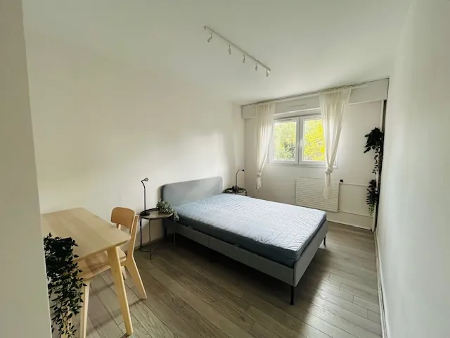 Appartement T2 Meublé avec Balcon et Stationnement à Saint-Étienne 