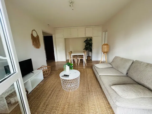 Appartement T2 Meublé avec Balcon et Stationnement à Saint-Étienne 