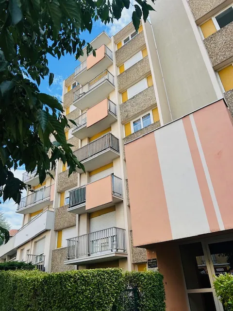 Appartement T2 Meublé avec Balcon et Stationnement à Saint-Étienne 