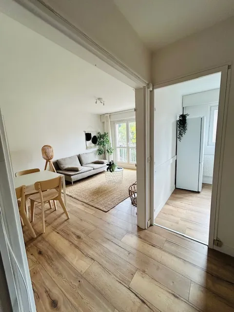 Appartement T2 Meublé avec Balcon et Stationnement à Saint-Étienne 