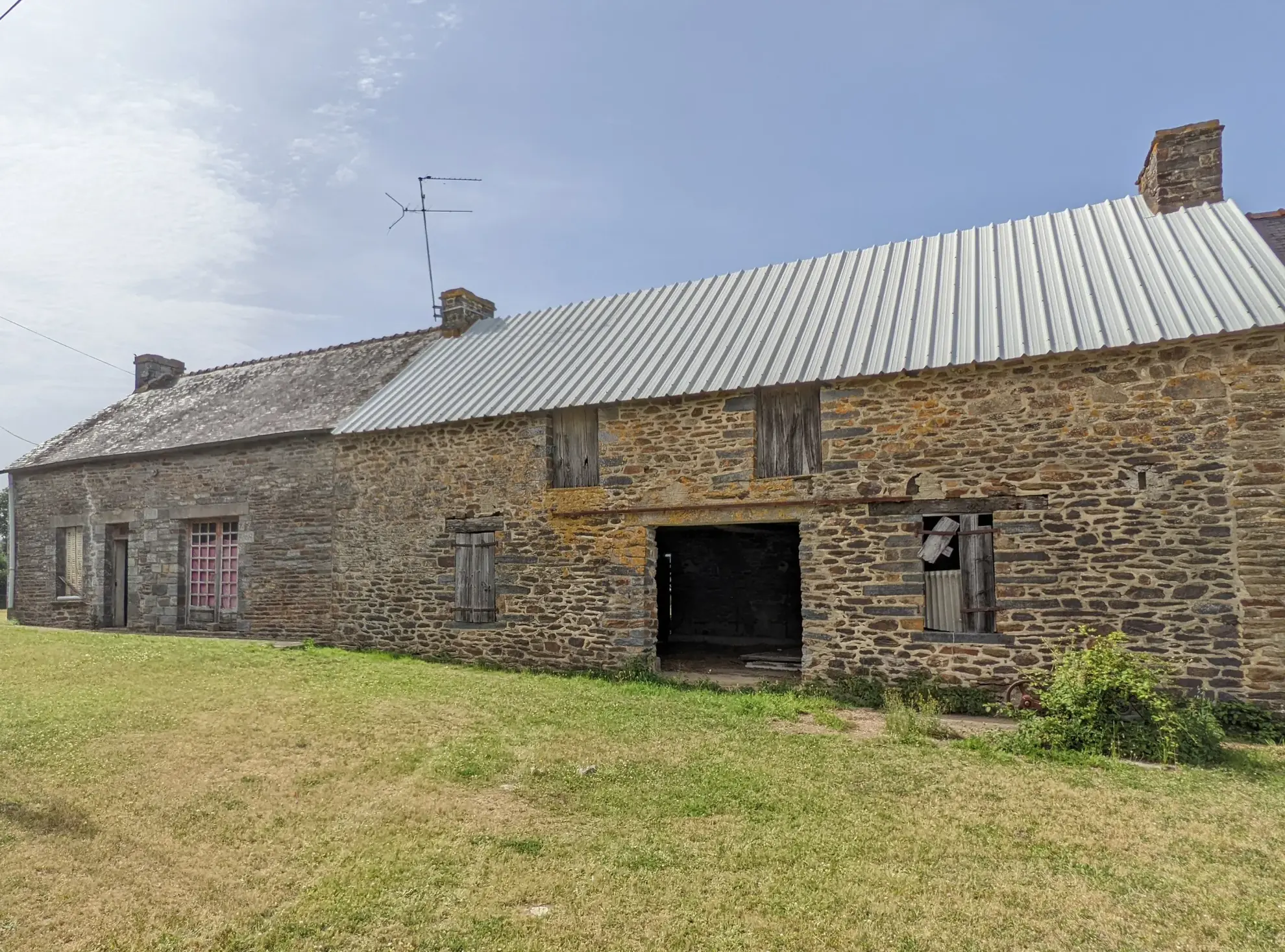 Bâtisse en pierre à rénover avec grand terrain à Guer en Brocéliande