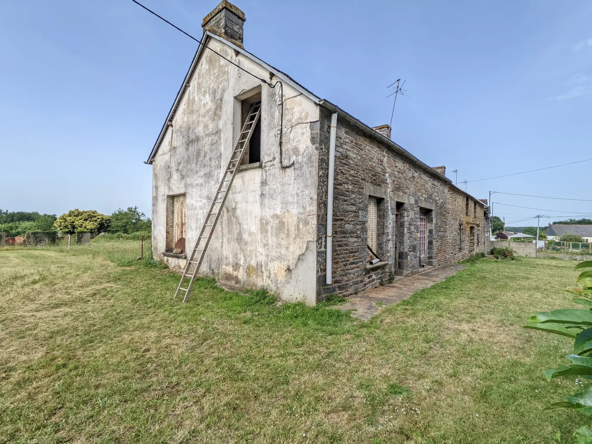 Bâtisse en pierre à rénover avec grand terrain à Guer en Brocéliande 