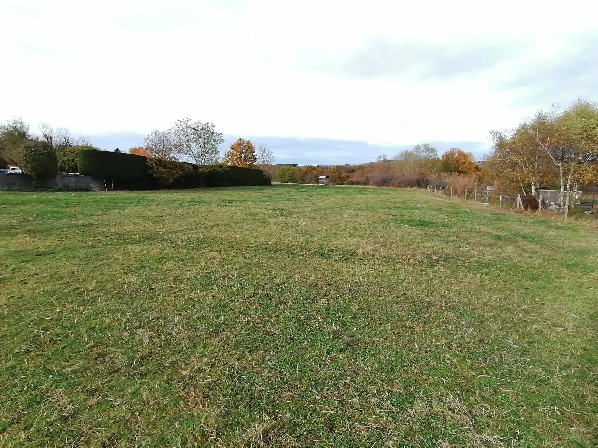 Terrain à bâtir de 1742 m² à Manzat, proche de l'A89, avec servitudes et réseaux disponibles