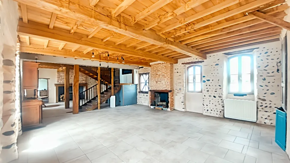 Maison de caractère à Tarbes près de Bazet, 254 m² avec dépendances et grand terrain 