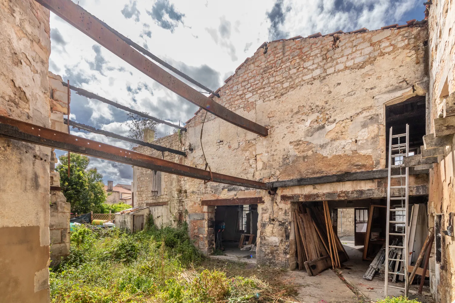 Bâtiment à réhabiliter de 128 m² avec jardin à St Savinien, potentiel artisanal ou stockage