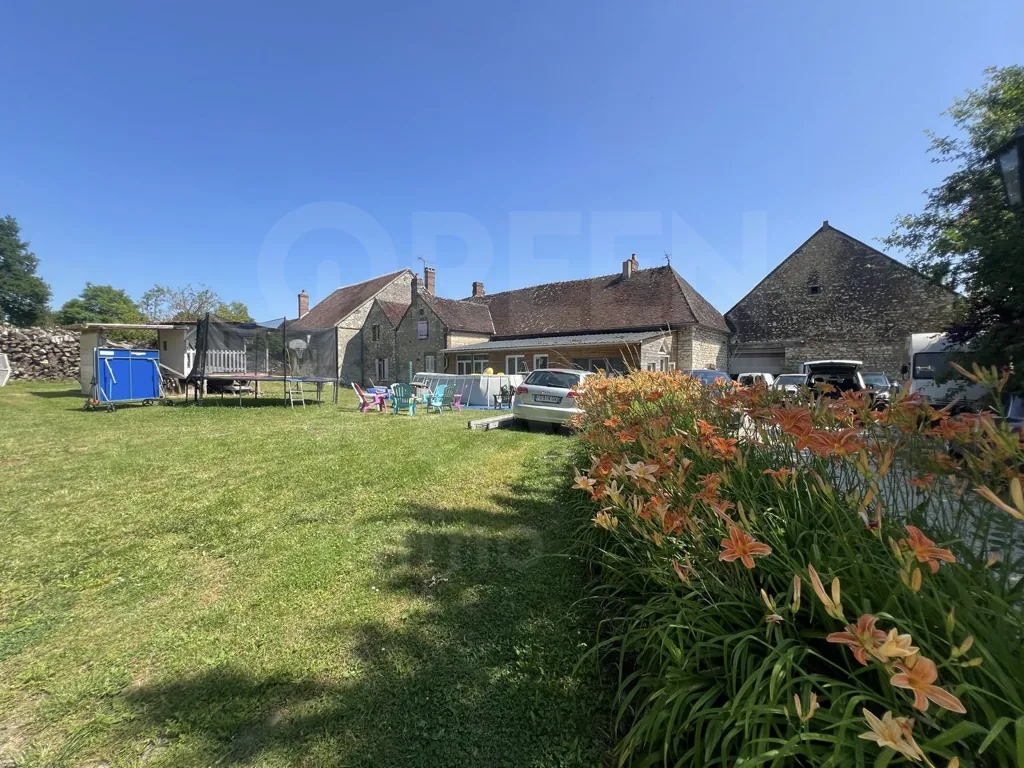 Maison ancienne de 160,5 m² avec jardin à Saint-Maurice-Thizouaille (89110) pour vente 