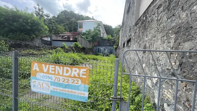 Terrain constructible de 198 m² à Saint-Pierre, emplacement privilégié 