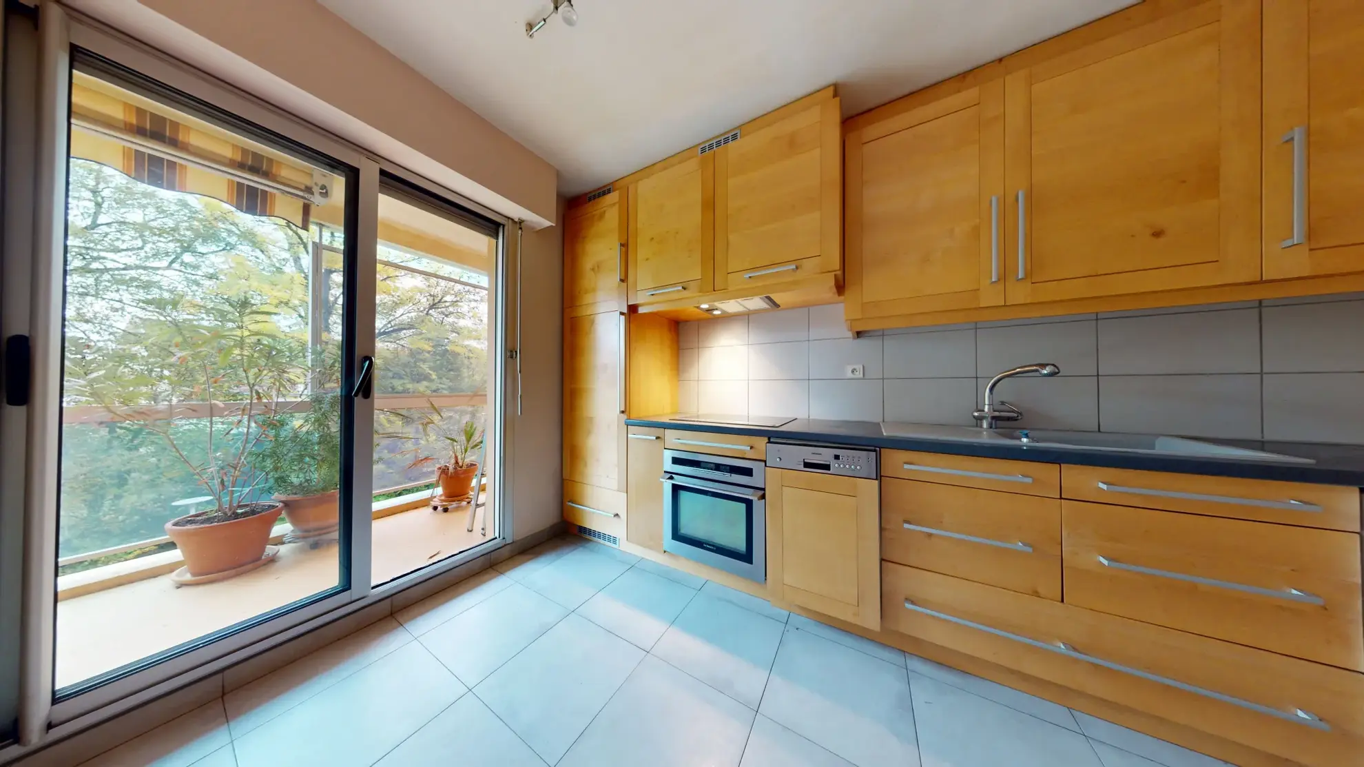 À vendre appartement T4 avec terrasse, garage et cave à Besançon dans résidence verdoyante