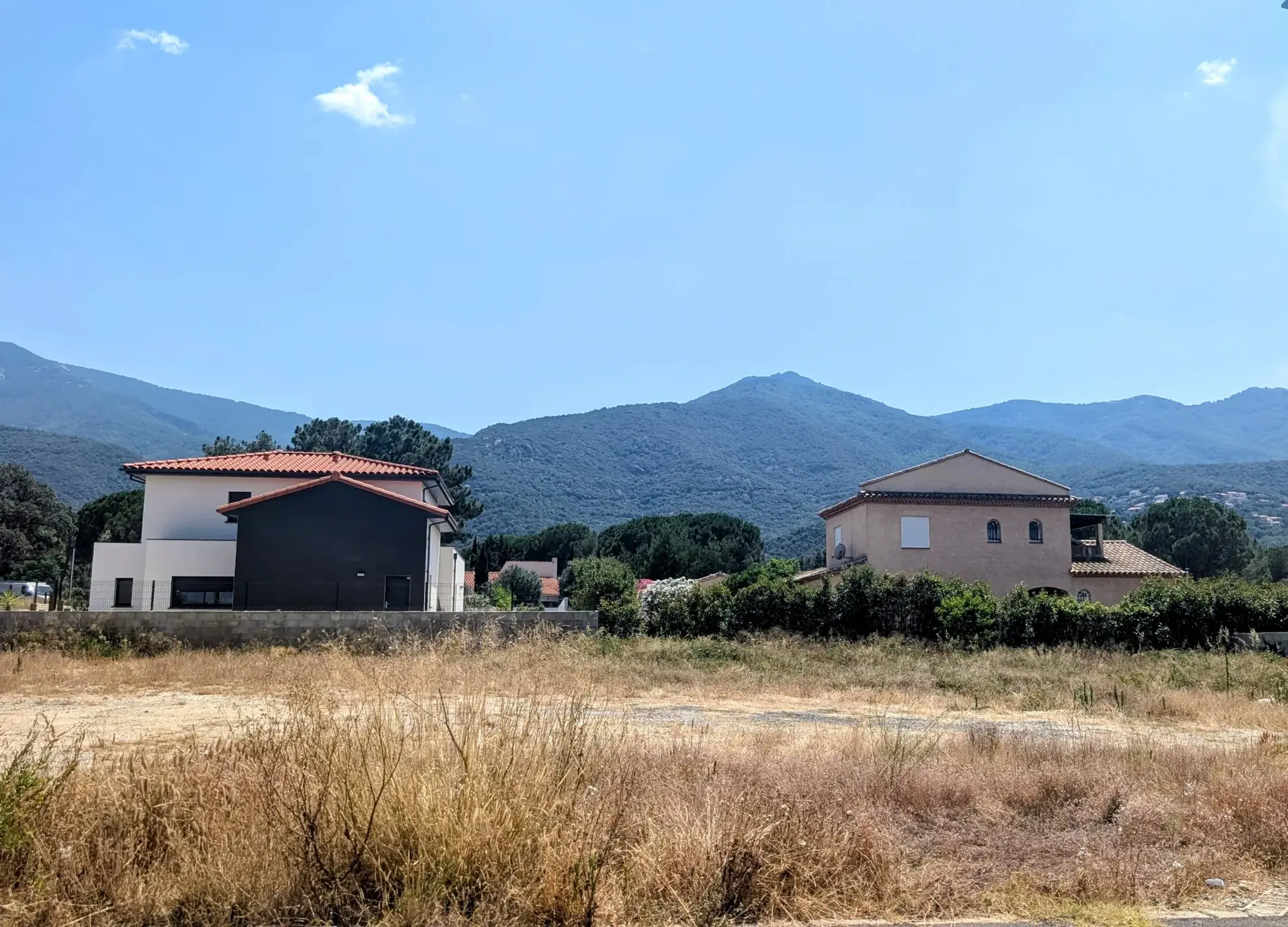 Terrain constructible de 750 m² avec vue sur les Albères à Laroque-des-Albères