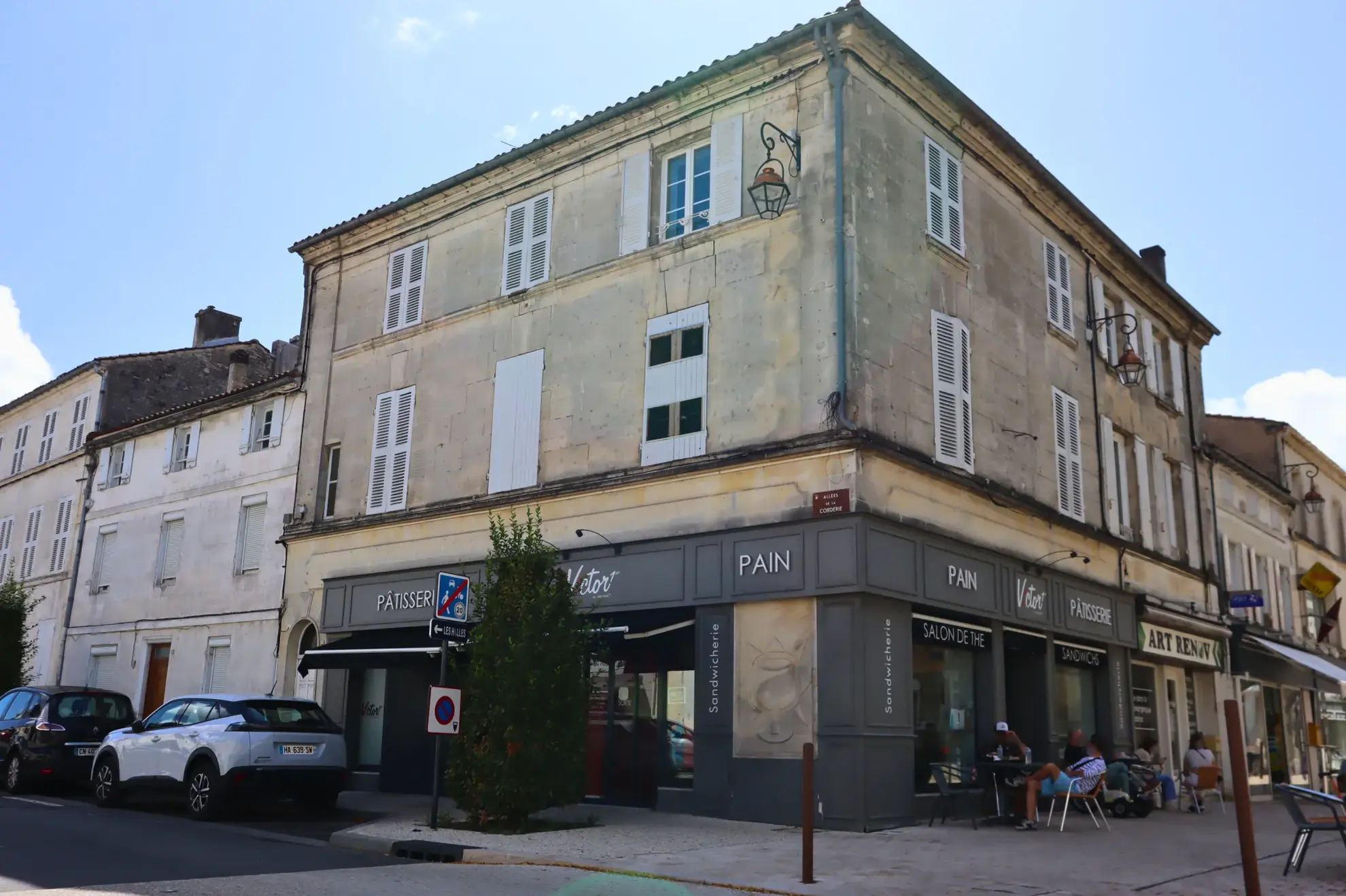 Boulangerie à vendre sur la prestigieuse Place Martell à Cognac - Opportunité exceptionnelle