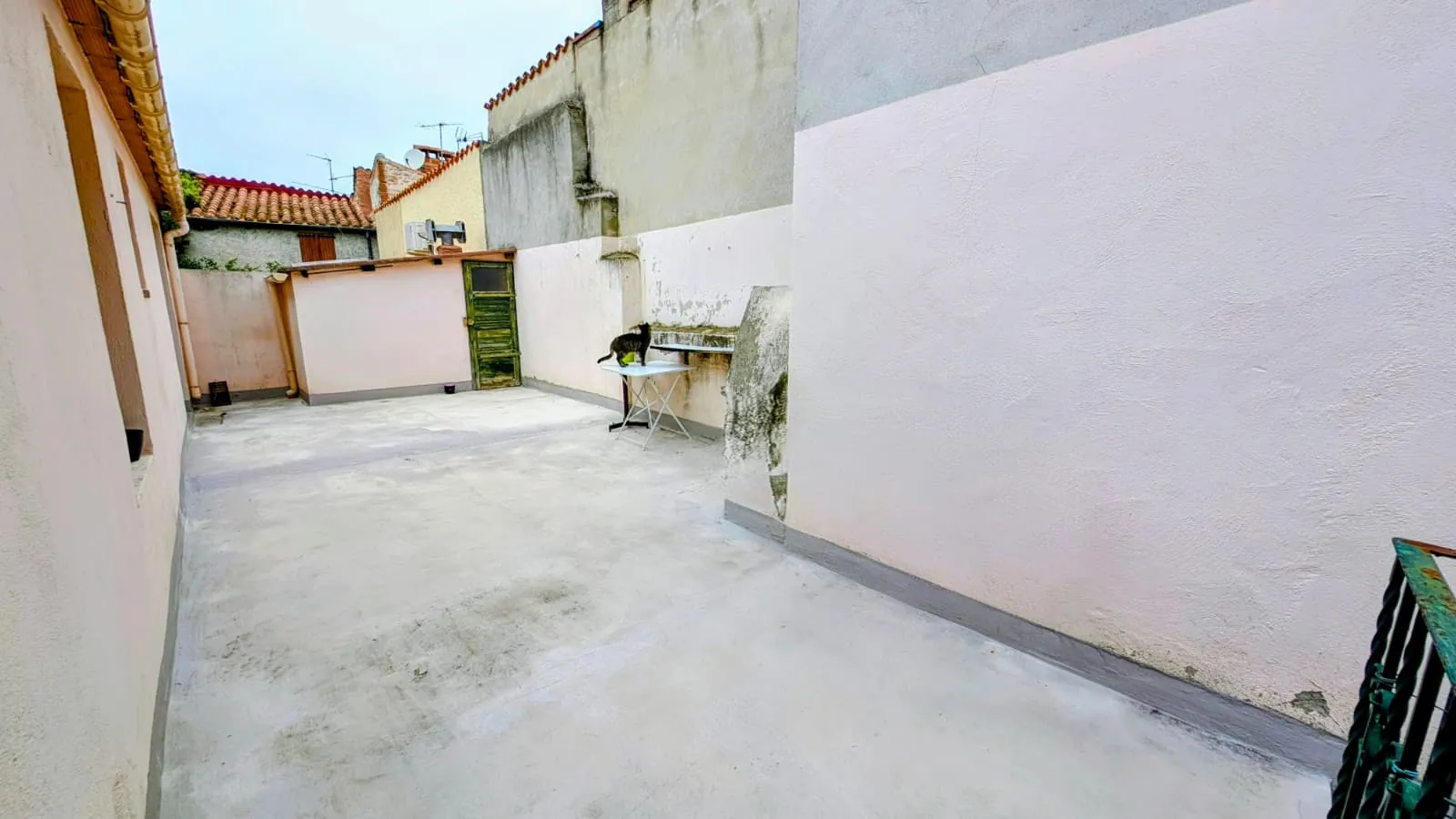 Maison avec deux appartements, dépendance et terrasse à Le Boulou 