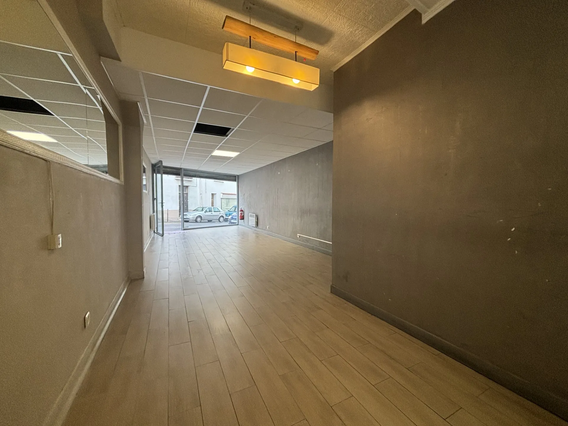 À vendre murs commerciaux au centre-ville de Céret avec grande vitrine 