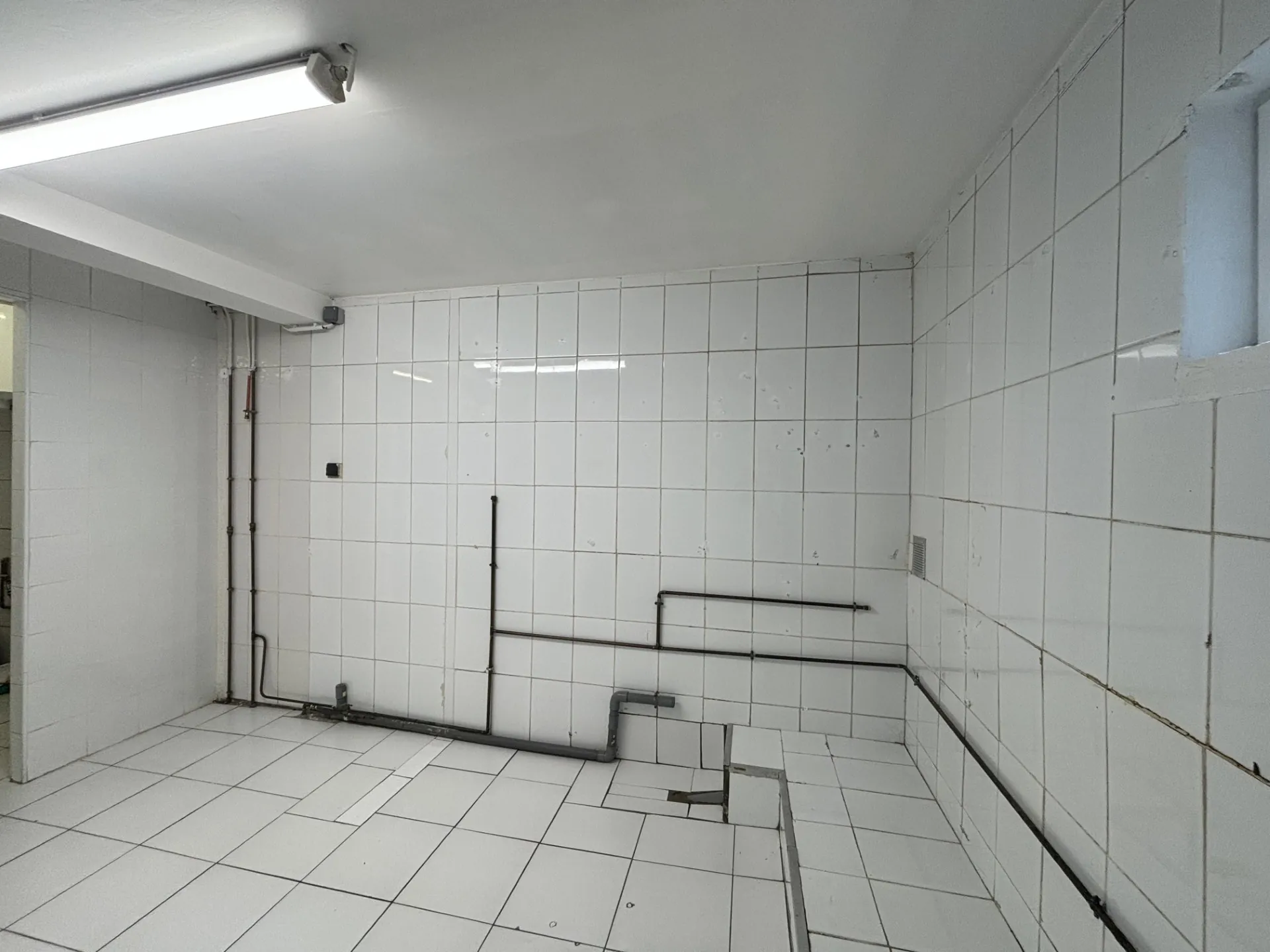 À vendre murs commerciaux au centre-ville de Céret avec grande vitrine 