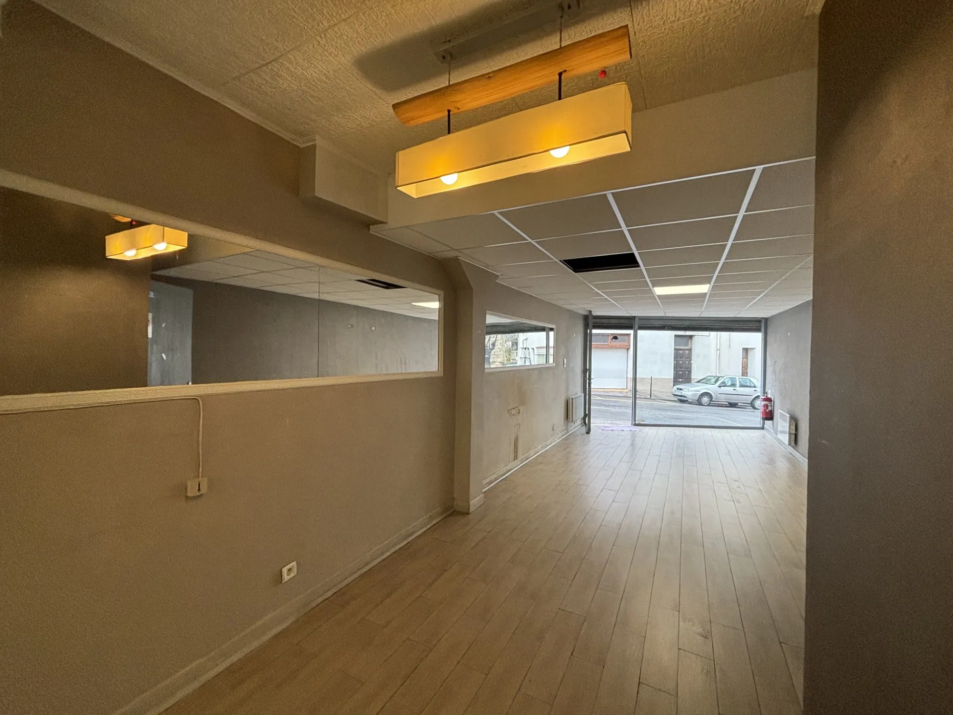 À vendre murs commerciaux au centre-ville de Céret avec grande vitrine 