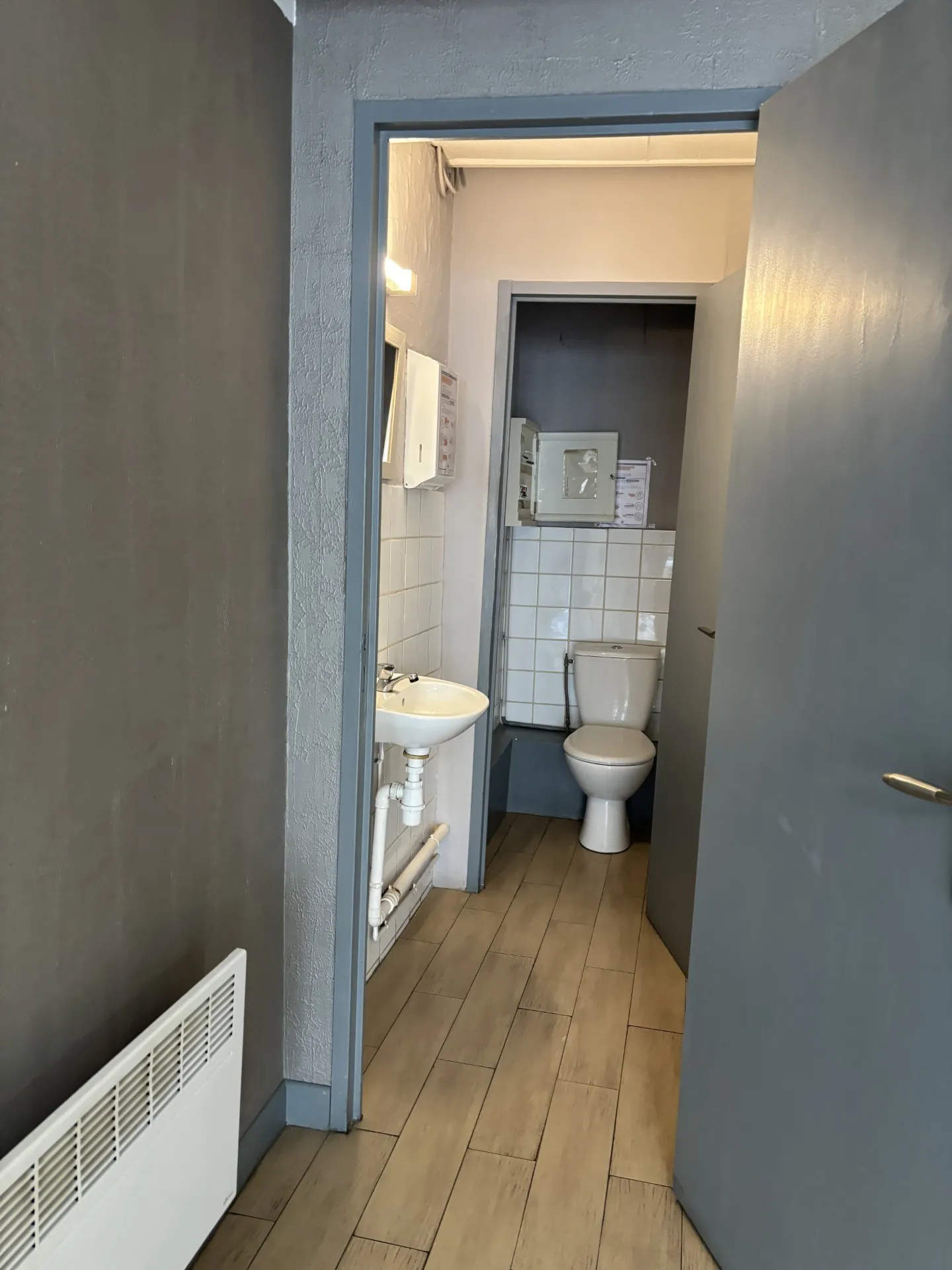 À vendre murs commerciaux au centre-ville de Céret avec grande vitrine 