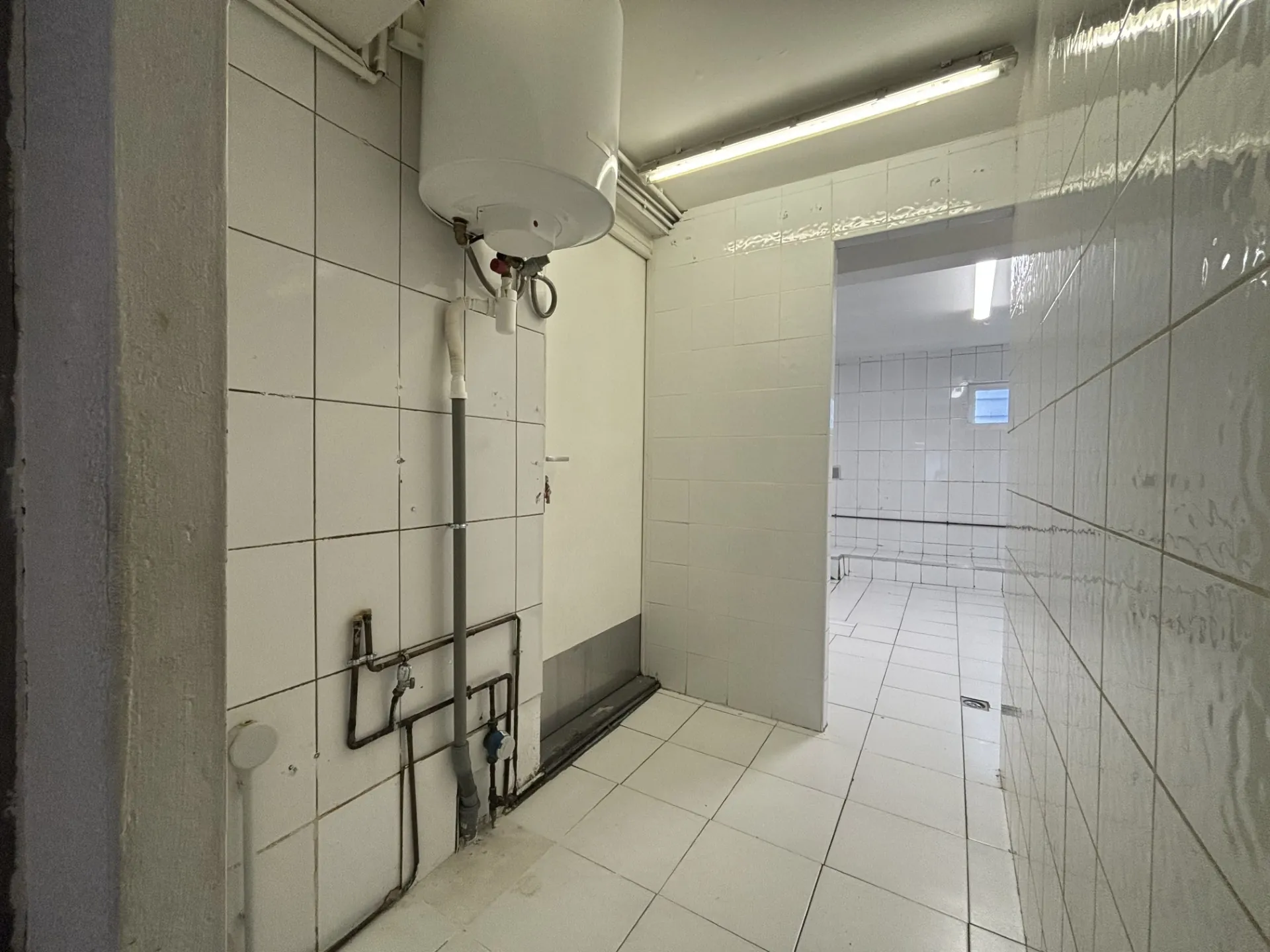 À vendre murs commerciaux au centre-ville de Céret avec grande vitrine 