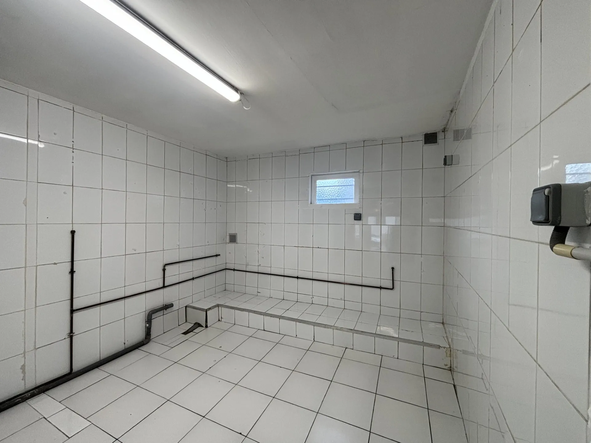 À vendre murs commerciaux au centre-ville de Céret avec grande vitrine 