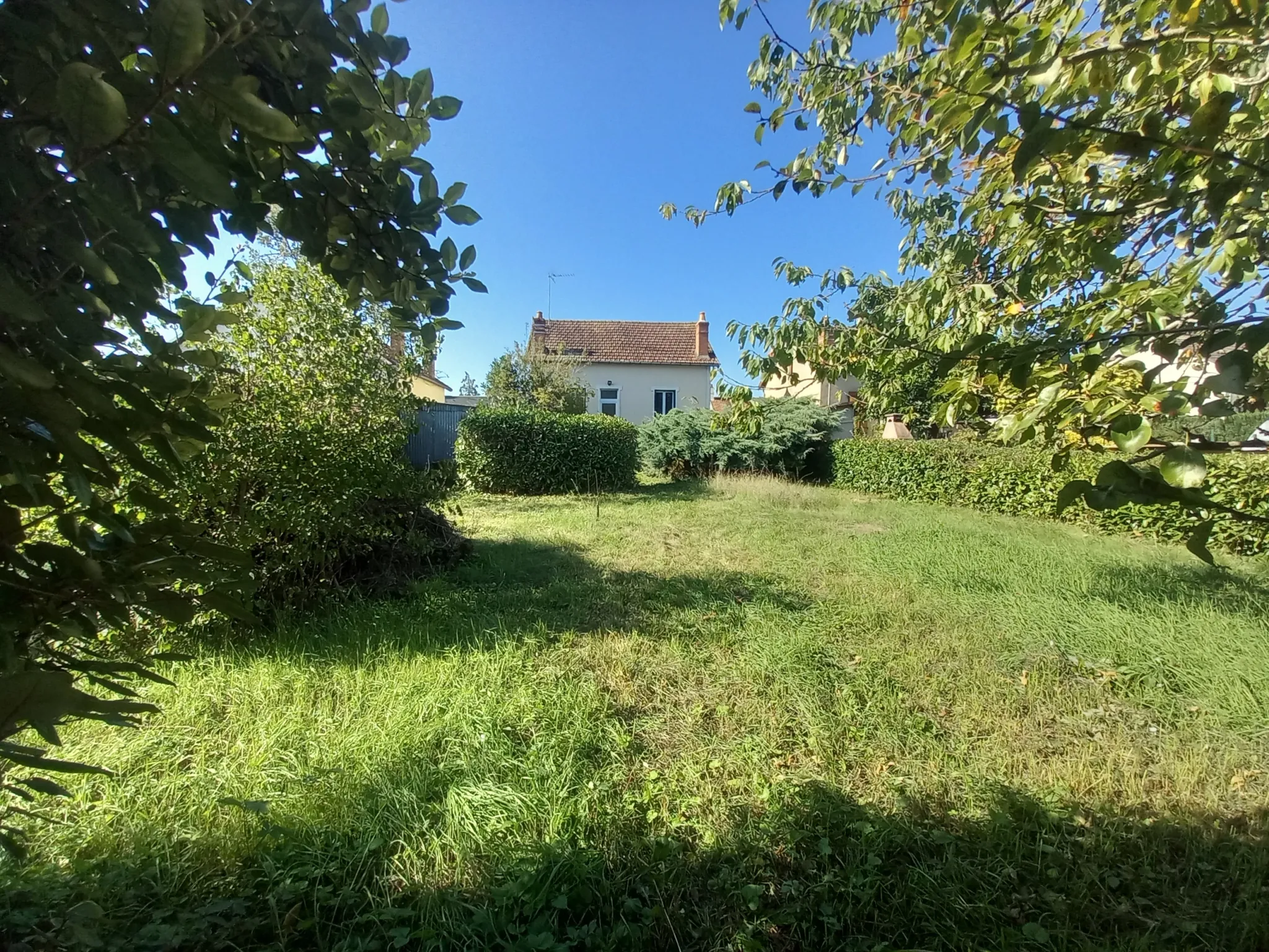 Maison indépendante à vendre à Decize (58300) avec jardin et potentiel d’aménagement 