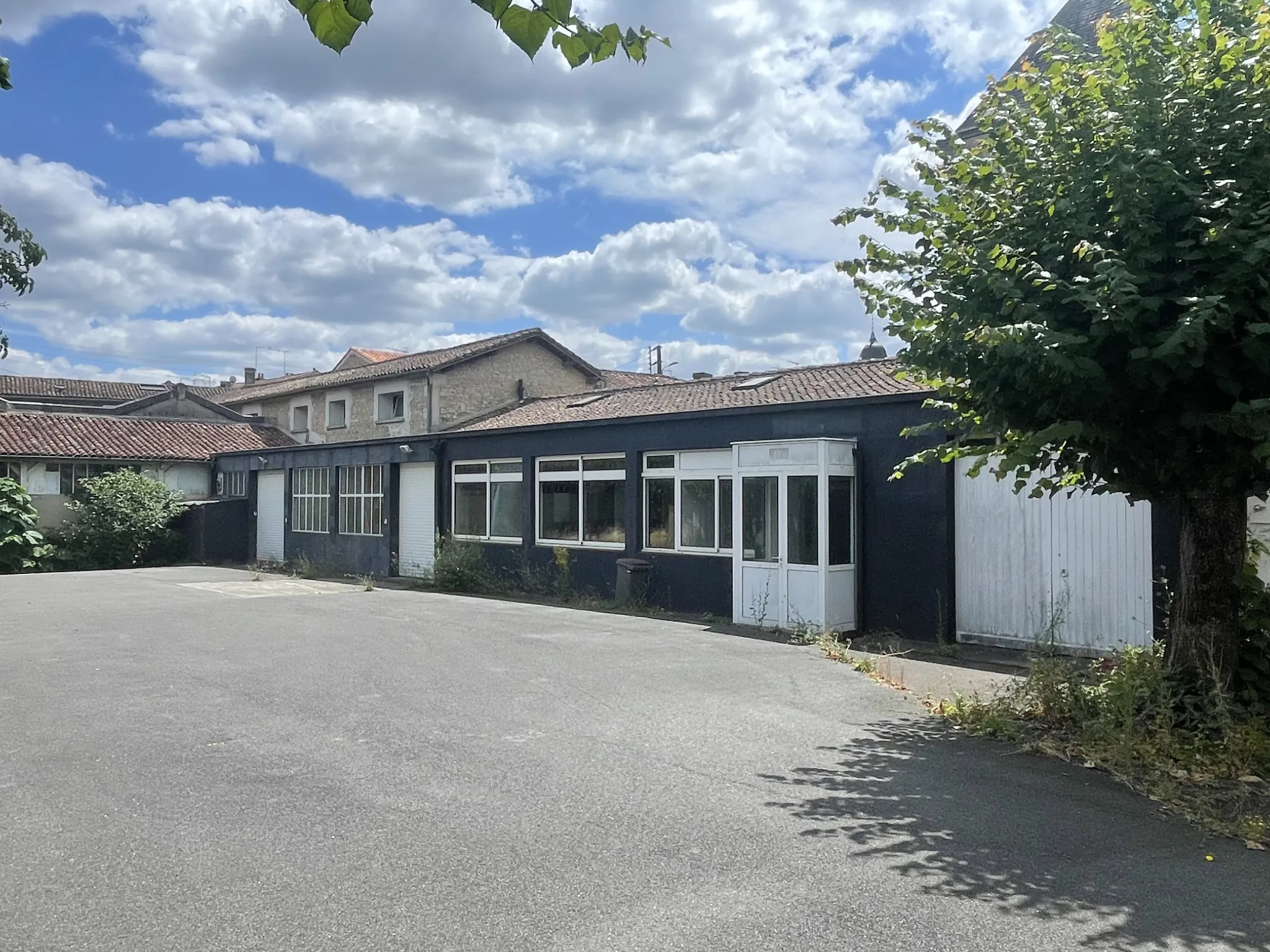 Ensemble immobilier à Cognac avec locaux commerciaux et espaces modulables