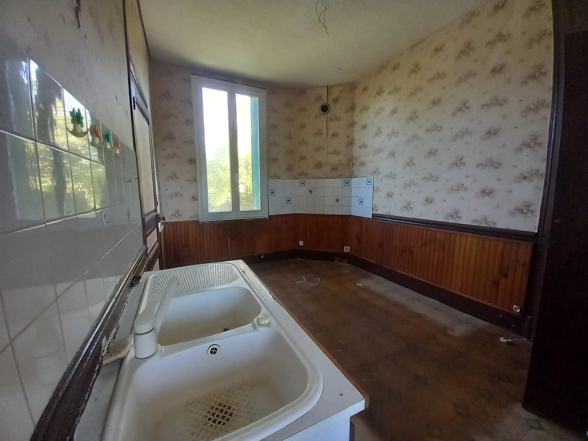 Maison indépendante à vendre à Decize (58300) avec jardin et potentiel d’aménagement 