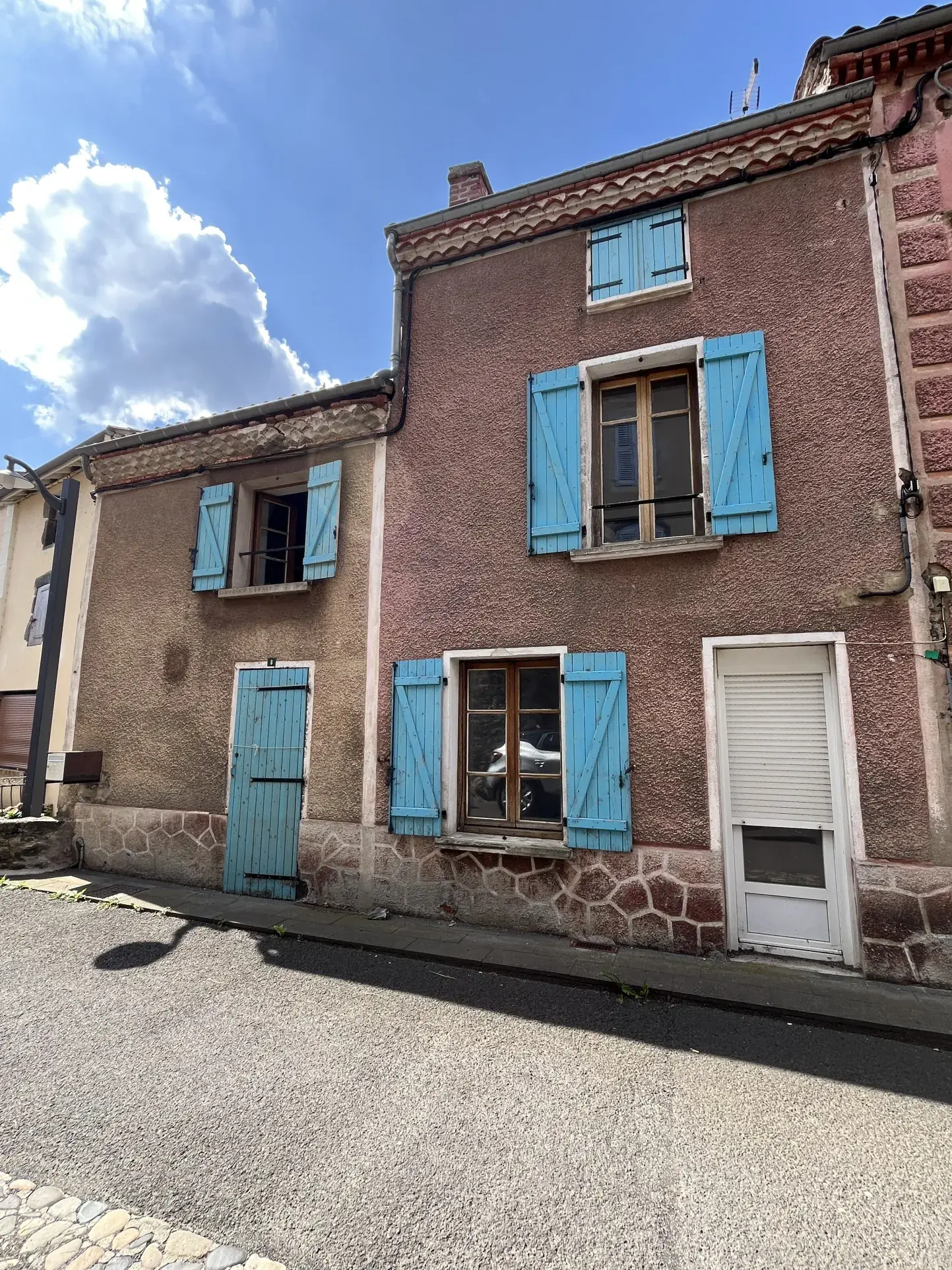 Maison à rénover de 82 m² avec jardin au Broc, potentiel d'aménagement et vue dégagée
