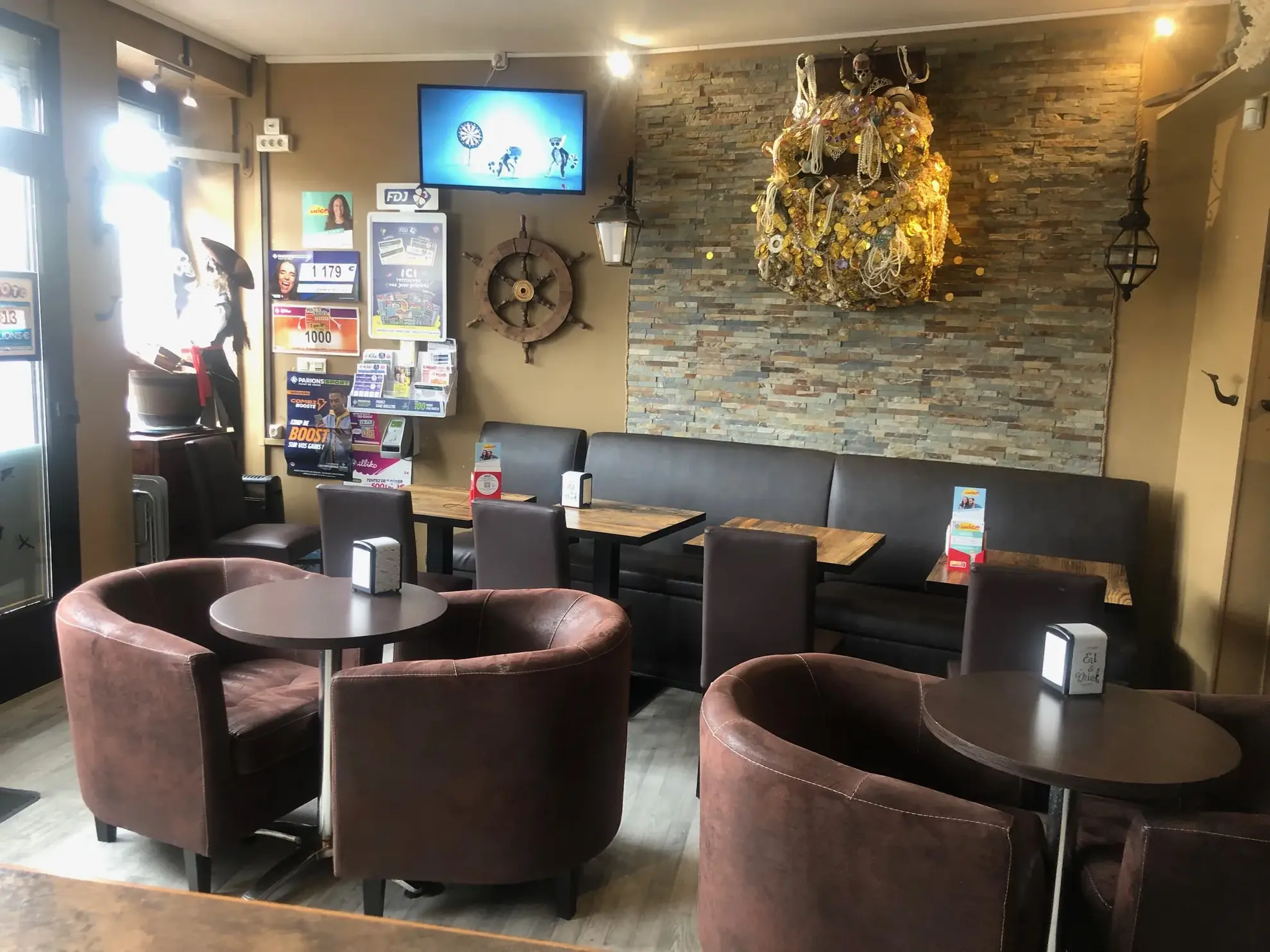 Fonds de commerce en centre-ville d'Alençon avec terrasse et appartement 