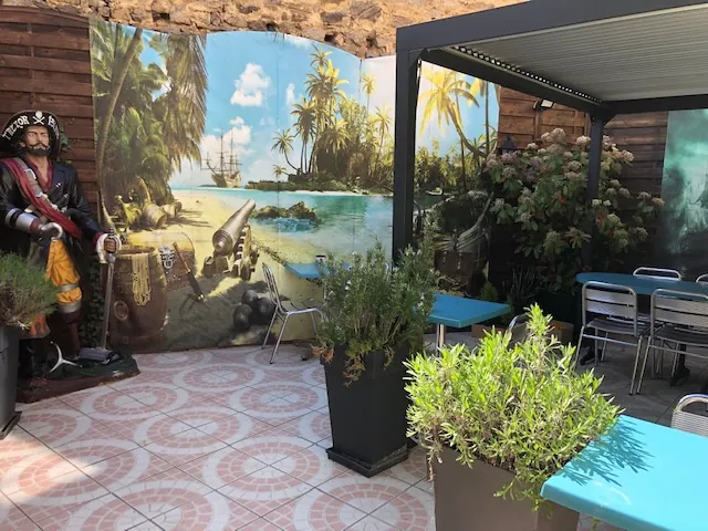 Fonds de commerce en centre-ville d'Alençon avec terrasse et appartement 