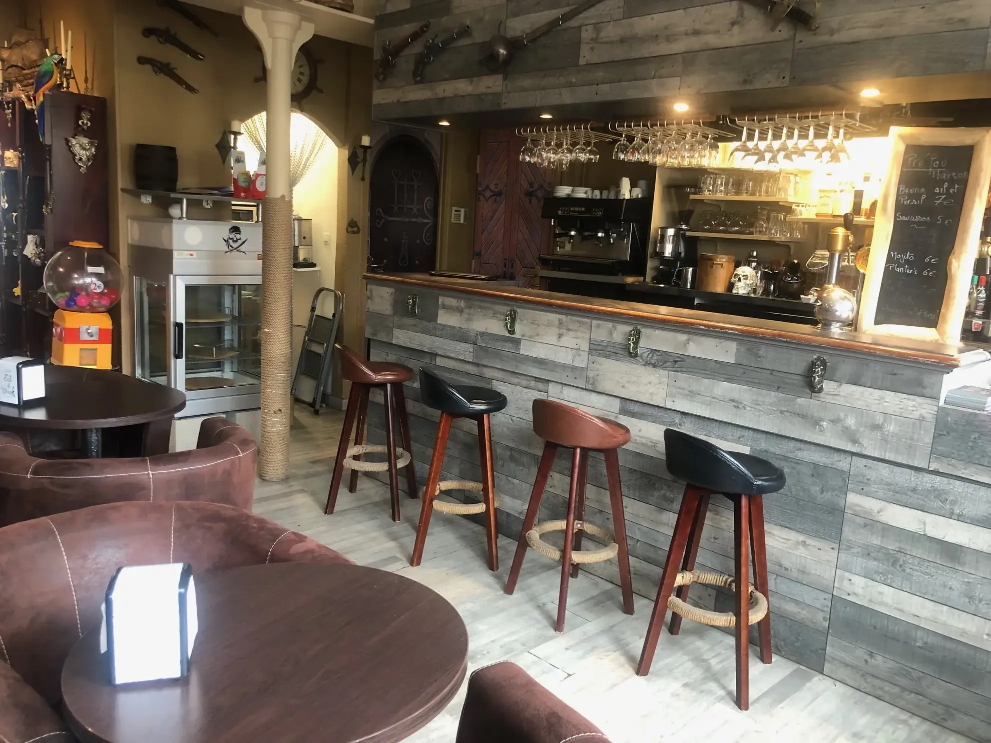 Fonds de commerce en centre-ville d'Alençon avec terrasse et appartement 